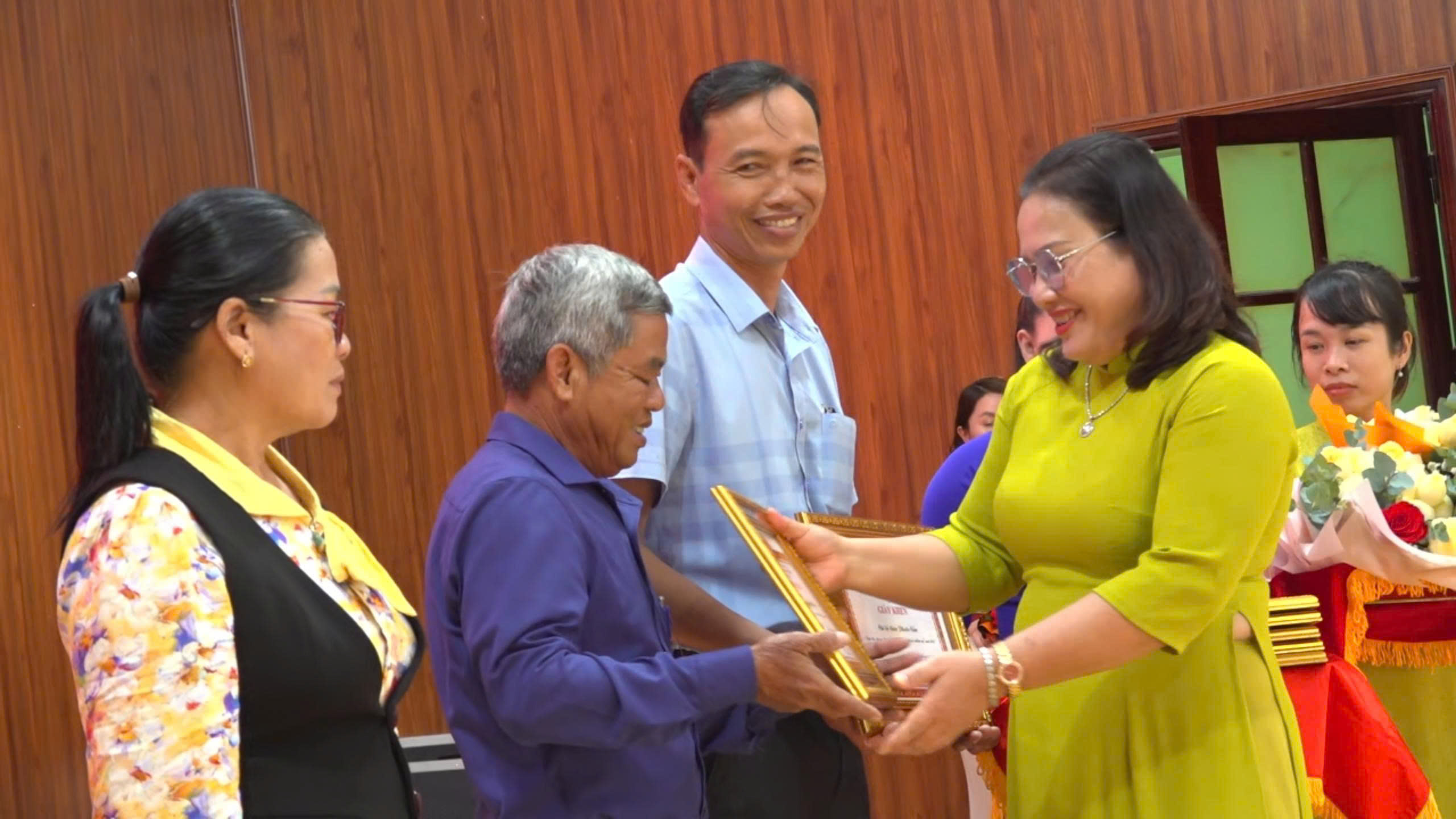 Ảnh: Đ/c Nguyễn Thị Tuyết Thanh; Thành ủy viên; Bí thư Đảng ủy trao giấy khen cho các tập thể